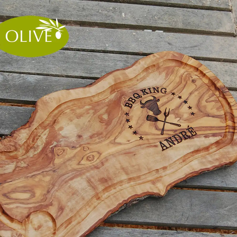Motiv BBQ King mit Rinderkopf und gekreuzten Grillgabeln mit Personaliserungsoption - Mediterranes Schneidebrett aus Olivenholz mit Saftrille mit und ohne Grifflasche oder Handgriff - Personalisiertes Männergeschenk von Jeske Design