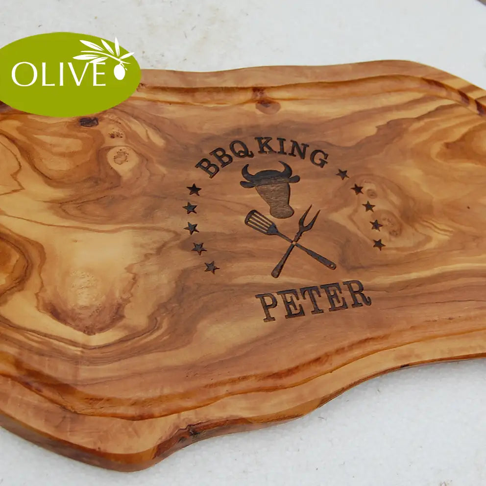 Motiv BBQ King mit Rinderkopf und gekreuzten Grillgabeln mit Personaliserungsoption - Mediterranes Schneidebrett aus Olivenholz mit Saftrille mit und ohne Grifflasche oder Handgriff - Personalisiertes Männergeschenk von Jeske Design