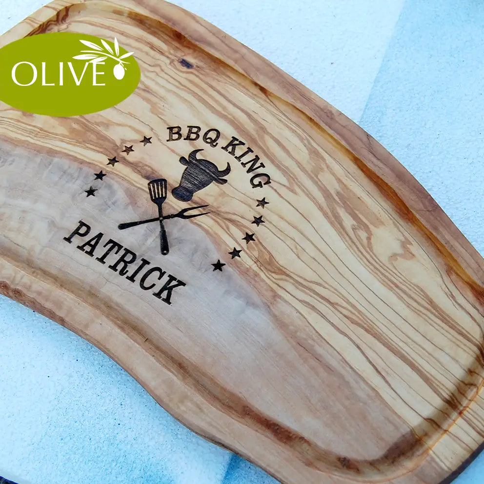 Motiv BBQ King mit Rinderkopf und gekreuzten Grillgabeln mit Personaliserungsoption - Mediterranes Schneidebrett aus Olivenholz mit Saftrille mit und ohne Grifflasche oder Handgriff - Personalisiertes Männergeschenk von Jeske Design