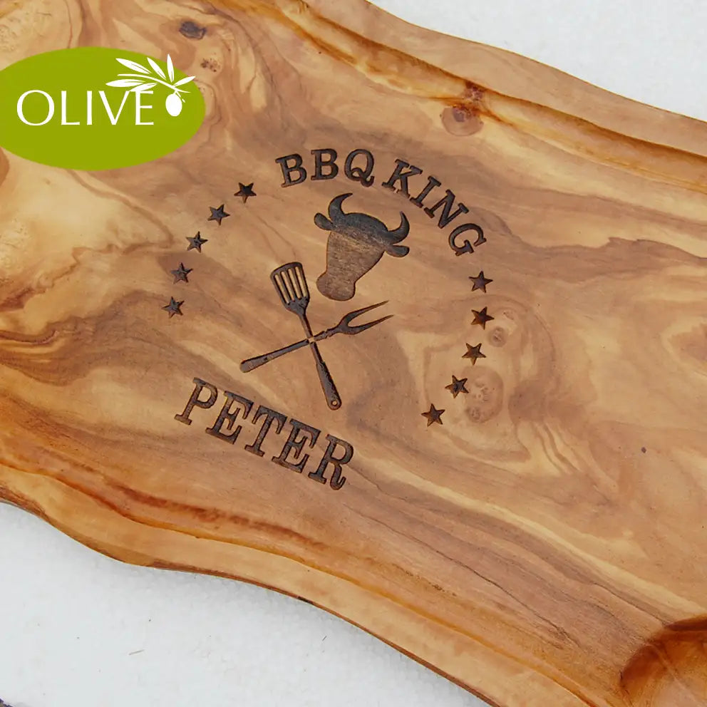 Motiv BBQ King mit Rinderkopf und gekreuzten Grillgabeln mit Personaliserungsoption - Mediterranes Schneidebrett aus Olivenholz mit Saftrille mit und ohne Grifflasche oder Handgriff - Personalisiertes Männergeschenk von Jeske Design