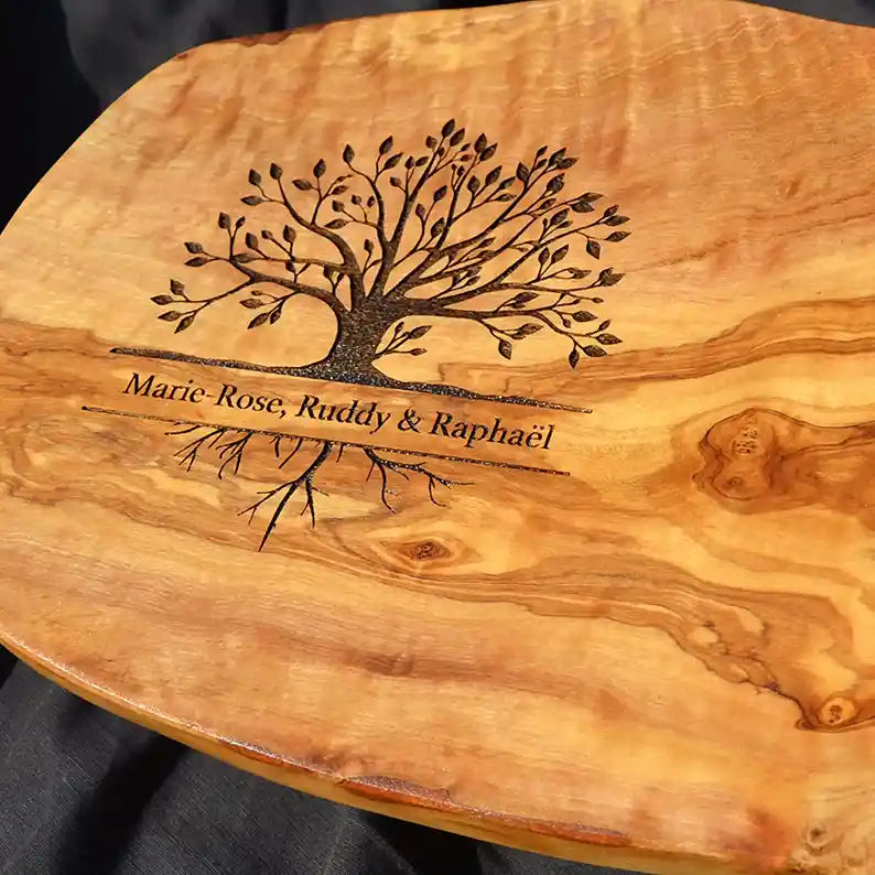 Glattes Schneidebrett & Frühstücksbrett mit rustikalem Naturrand mit dem Gravurmotiv LEBENSBAUM mit personalisierten Namen und oder Datum als Geschenkidee für Hochzeitspaare, zum Jahrestag oder Jubilare