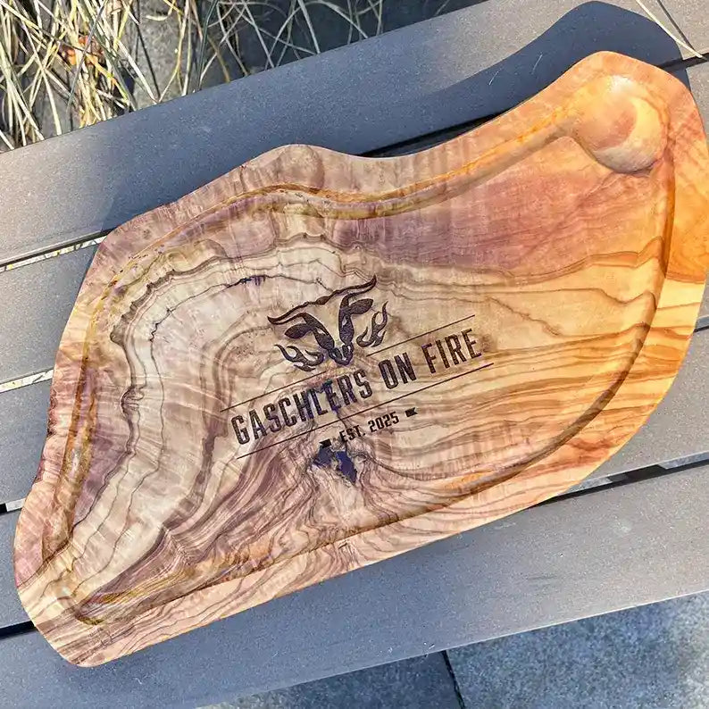 Motiv "On Fire" mit stilisiertem Rinderkopf mit Flammen und  Personaliserungsoption mit Name in Großbuchstaben und Datum - Mediterranes Schneidebrett aus Olivenholz mit Saftrille mit und ohne Grifflasche oder Handgriff - Personalisiertes Männergeschenk von Jeske Design