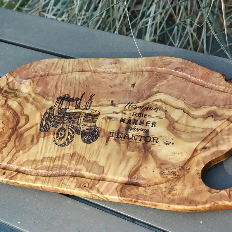 Motiv "Echte Männer fahren Traktor" mit stilisiertem Trecker und  Personaliserungsoption mit den Namen - Mediterranes Tranchier- und Schneidebrett aus Olivenholz mit Saftrille mit und ohne Grifflasche oder Handgriff - Personalisiertes Geschenk für Männer von Jeske Design