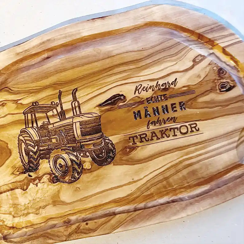 Motiv "Echte Männer fahren Traktor" mit stilisiertem Trecker und  Personaliserungsoption mit den Namen - Mediterranes Tranchier- und Schneidebrett aus Olivenholz mit Saftrille mit und ohne Grifflasche oder Handgriff - Personalisiertes Geschenk für Männer von Jeske Design