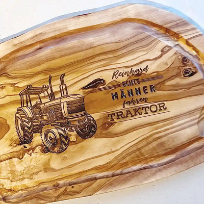 Motiv "Echte Männer fahren Traktor" mit stilisiertem Trecker und  Personaliserungsoption mit den Namen - Mediterranes Tranchier- und Schneidebrett aus Olivenholz mit Saftrille mit und ohne Grifflasche oder Handgriff - Personalisiertes Geschenk für Männer von Jeske Design