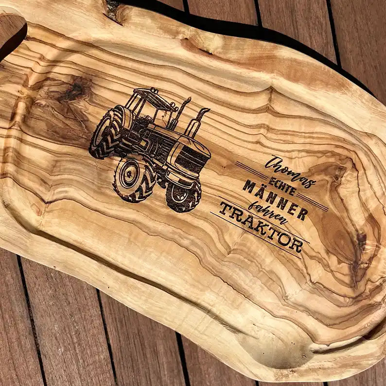 Motiv "Echte Männer fahren Traktor" mit stilisiertem Trecker und  Personaliserungsoption mit den Namen - Mediterranes Tranchier- und Schneidebrett aus Olivenholz mit Saftrille mit und ohne Grifflasche oder Handgriff - Personalisiertes Geschenk für Männer von Jeske Design