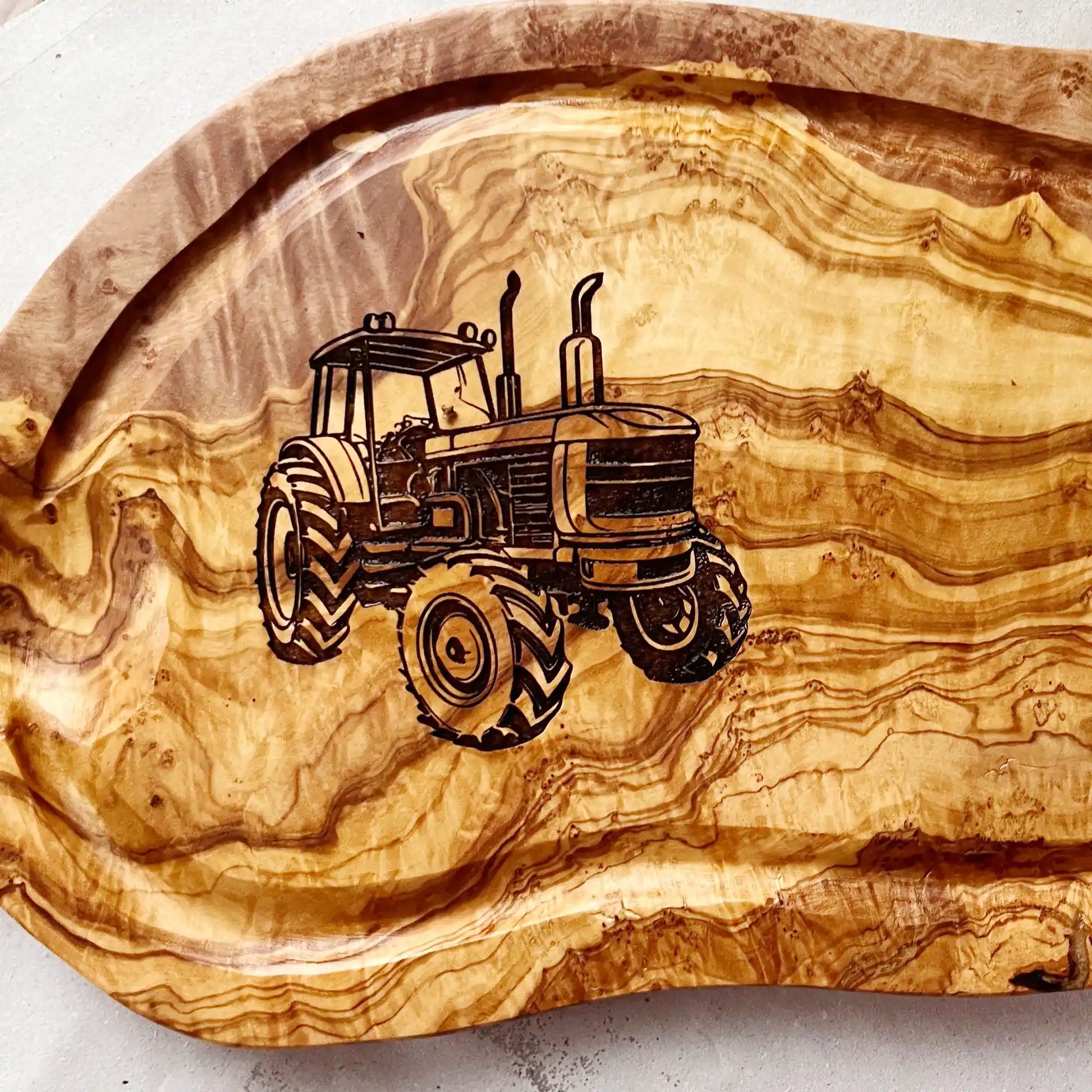 Motiv "Echte Männer fahren Traktor" mit stilisiertem Trecker und  Personaliserungsoption mit den Namen - Mediterranes Tranchier- und Schneidebrett aus Olivenholz mit Saftrille mit und ohne Grifflasche oder Handgriff - Personalisiertes Geschenk für Männer von Jeske Design