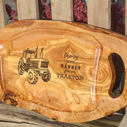 Motiv "Echte Männer fahren Traktor" mit stilisiertem Trecker und  Personaliserungsoption mit den Namen - Mediterranes Tranchier- und Schneidebrett aus Olivenholz mit Saftrille mit und ohne Grifflasche oder Handgriff - Personalisiertes Geschenk für Männer von Jeske Design