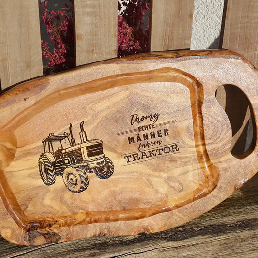 Motiv "Echte Männer fahren Traktor" mit stilisiertem Trecker und  Personaliserungsoption mit den Namen - Mediterranes Tranchier- und Schneidebrett aus Olivenholz mit Saftrille mit und ohne Grifflasche oder Handgriff - Personalisiertes Geschenk für Männer von Jeske Design