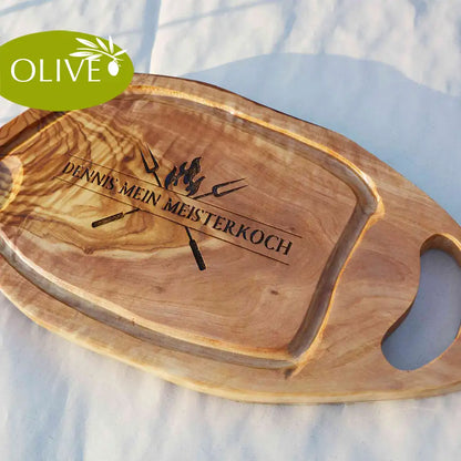 Motiv THE GRILLMASTER - Mediterranes Schneidebrett aus Olivenholz mit Grifflasche und Saftrille und personalisierten Gravurmotiv - Jeske Design