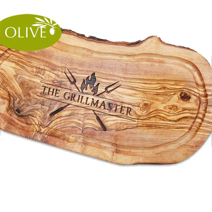 Motiv THE GRILLMASTER - Mediterranes Schneide- und Tranchierbrett aus Olivenholz mit Saftrille und personalisierten Gravurmotiv - Jeske Design