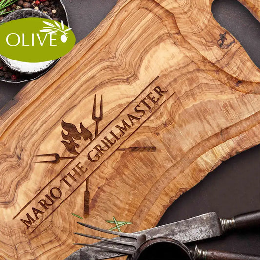 Motiv THE GRILLMASTER - Mediterranes Schneidebrett aus Olivenholz mit Saftrille und personalisierten Gravurmotiv - Jeske Design