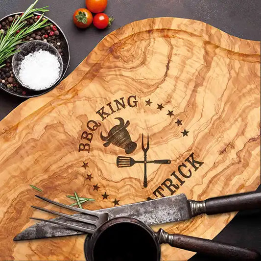 Motiv BBQ King mit Rinderkopf und gekreuzten Grillgabeln mit Personaliserungsoption - Mediterranes Schneidebrett aus Olivenholz mit Saftrille mit und ohne Grifflasche oder Handgriff - Personalisiertes Männergeschenk von Jeske Design