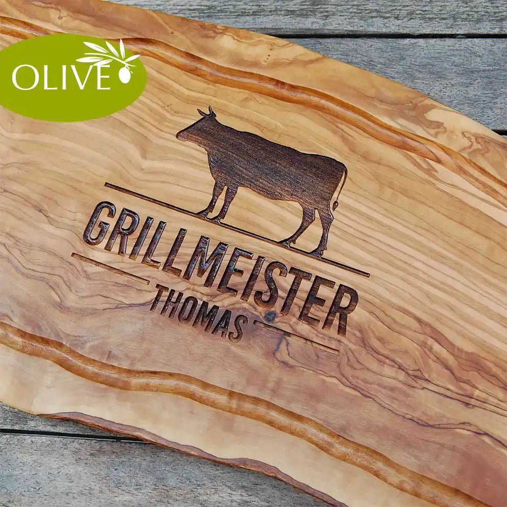 Motiv GRILLMEISTER mit Wusnchnamen und stilisiertem Rind - Mediterranes Schneidebrett aus Olivenholz mit Saftrille und personalisierten Gravurmotiv - Jeske Design