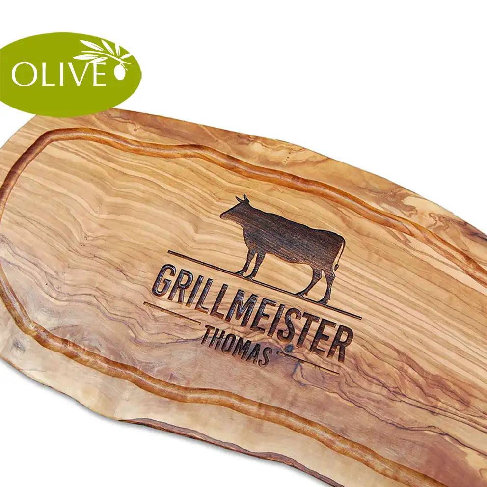 Motiv GRILLMEISTER mit Wusnchnamen und stilisiertem Rind - Mediterranes Schneidebrett aus Olivenholz mit Saftrille und personalisierten Gravurmotiv - Jeske Design