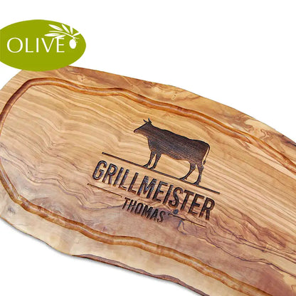Motiv GRILLMEISTER mit Wusnchnamen und stilisiertem Rind - Mediterranes Schneidebrett aus Olivenholz mit Saftrille und personalisierten Gravurmotiv - Jeske Design
