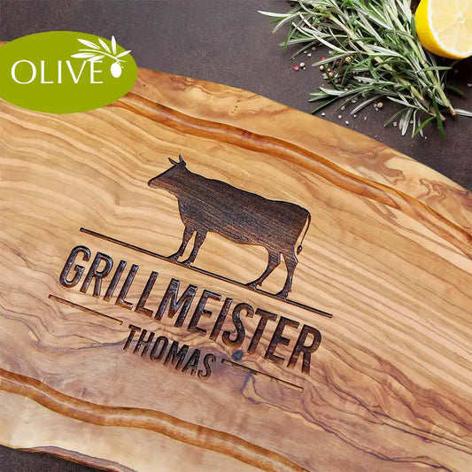 Motiv GRILLMEISTER mit Wusnchnamen und stilisiertem Rind - Mediterranes Schneidebrett aus Olivenholz mit Saftrille und personalisierten Gravurmotiv - Jeske Design