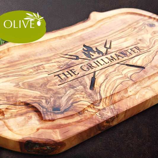 Motiv THE GRILLMASTER - Mediterranes Schneidebrett aus Olivenholz mit Saftrille und personalisierten Gravurmotiv - Jeske Design