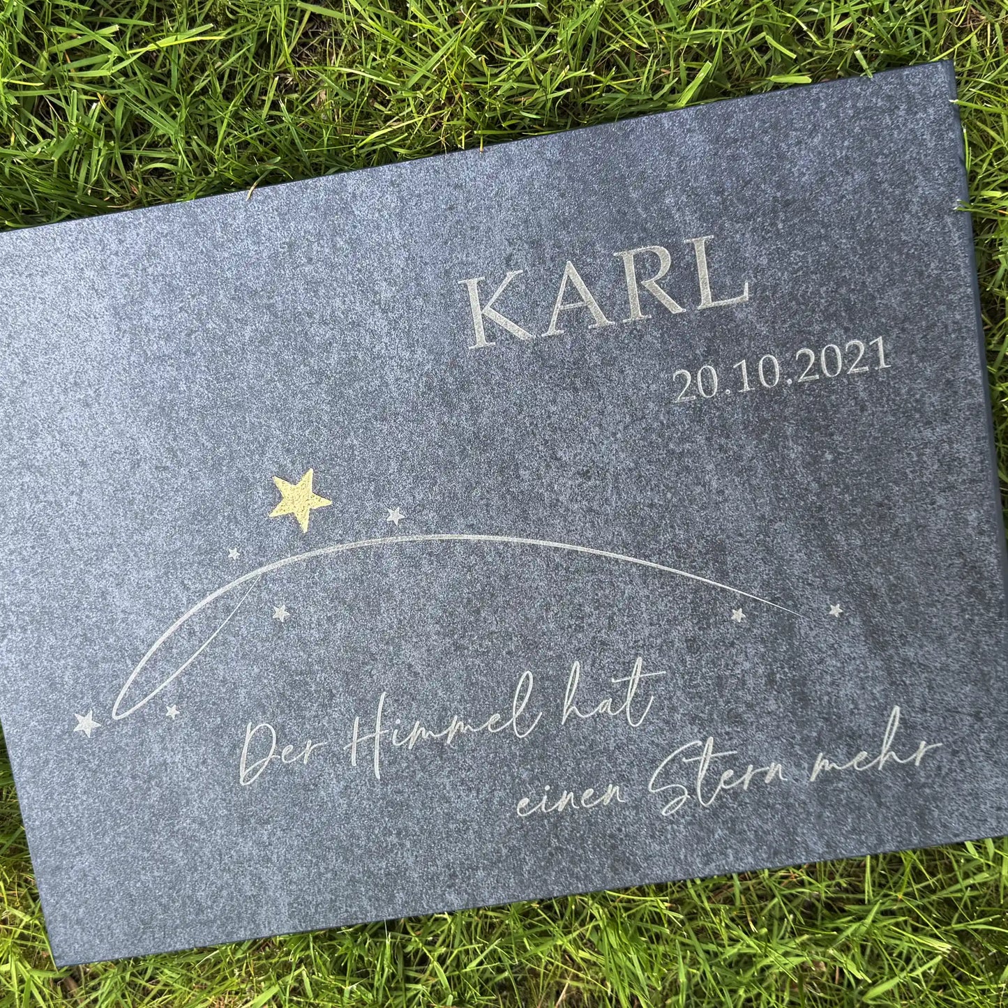 Urnengrabplatte aus Keramik – Sternschnuppe mit goldenem Stern