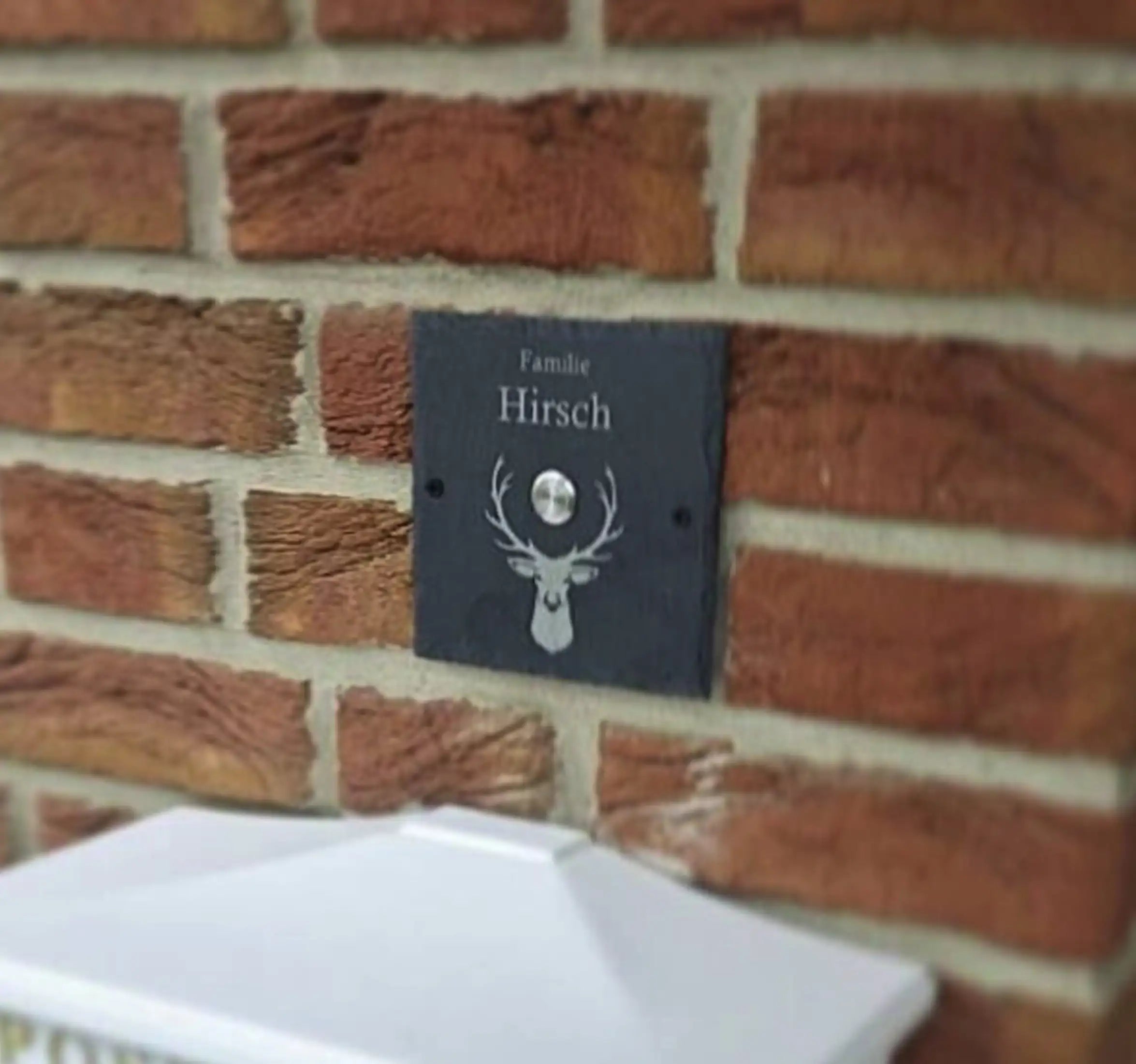 Klingelschild aus Schiefer mit Naturmotiv Hirschkopf und Familiennamen und Edelstahlklingelknopf