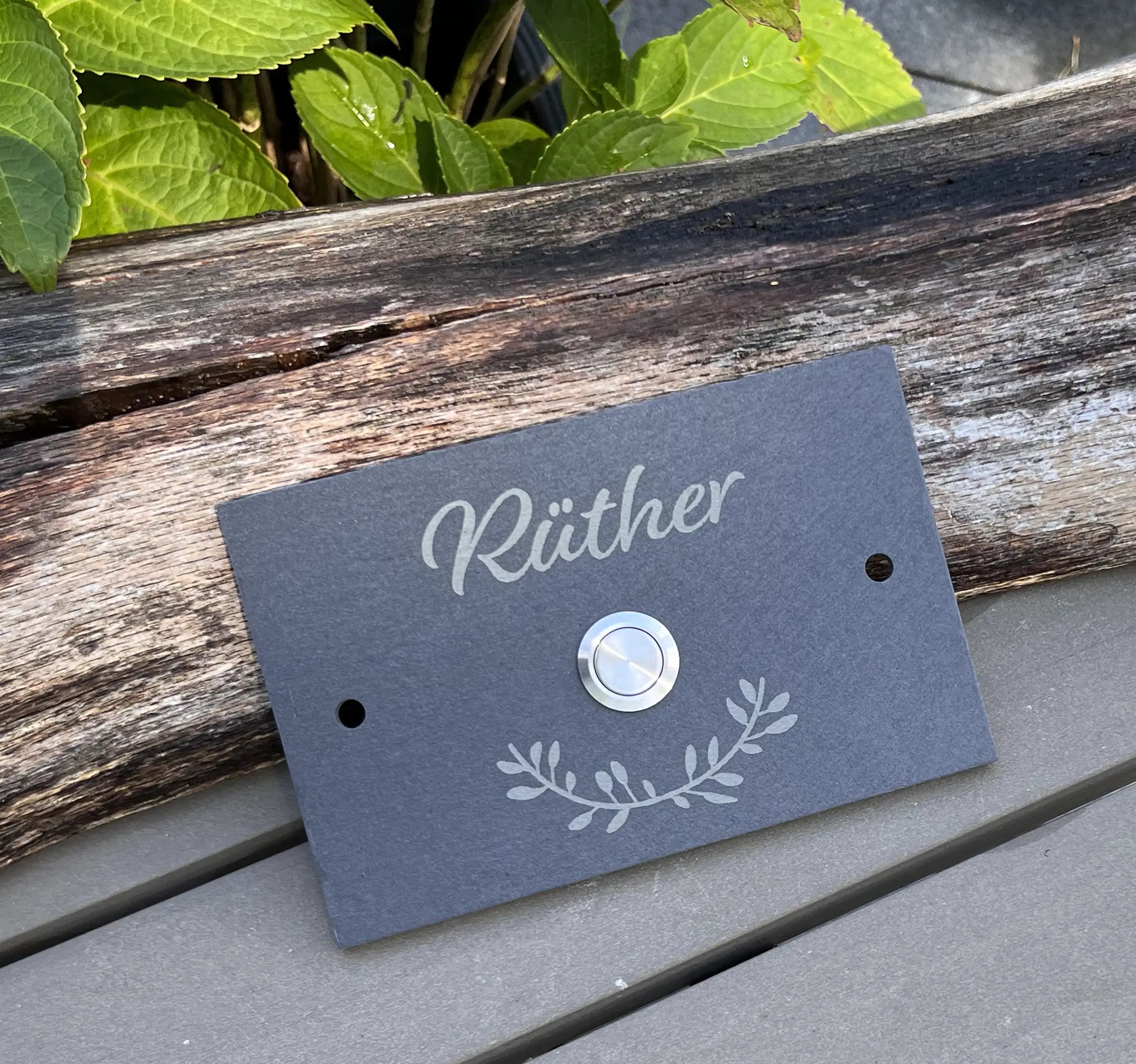 Schieferplatte geschnitten in 15 x 10 cm ohne Bruchkanten mit Familiennamen in Schreibschrift und Reigenmotiv