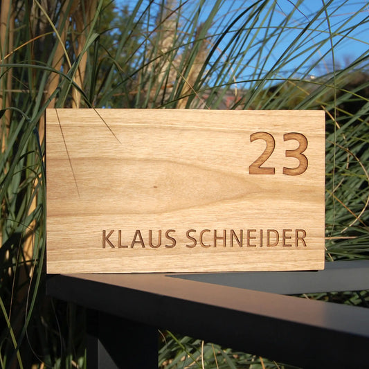 Modernes Namensschild mit Hausnummer aus Eiche oder Walnussholz - Motiv HAUSNUMMER - Jeske Design
