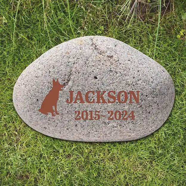 Tiergrabstein für Hunde & Katzen aus Naturstein mit kupferbraun eingefärbter Gravur - Stein Nr. D-1 - Jeske Design