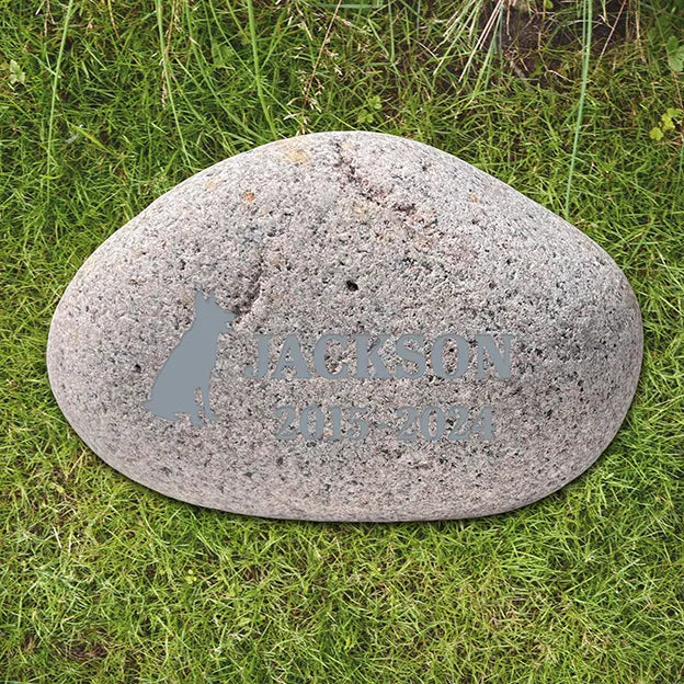 Tiergrabstein für Hunde & Katzen aus Naturstein mit silbergrau eingefärbter Gravur - Stein Nr. D-1 - Jeske Design