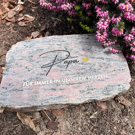 Grabstein, Gedenkstein, Liegestein aus geschnittener Natursteinblock Granit grau oder rot mit dem Text "Papa - Für immer un unserem Herzen" von Jeske Design