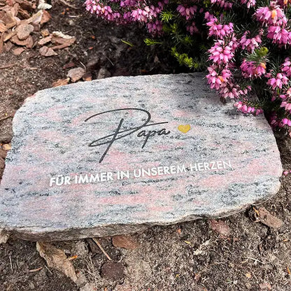 Grabstein, Gedenkstein, Liegestein aus geschnittener Natursteinblock Granit grau oder rot mit dem Text "Papa - Für immer un unserem Herzen" von Jeske Design