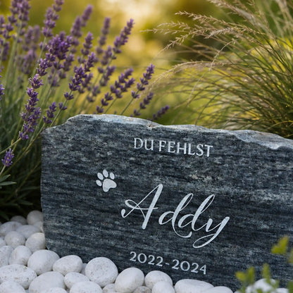 Geschnittener Granit als Tiergrabstein mit Name und Pfote als Motiv