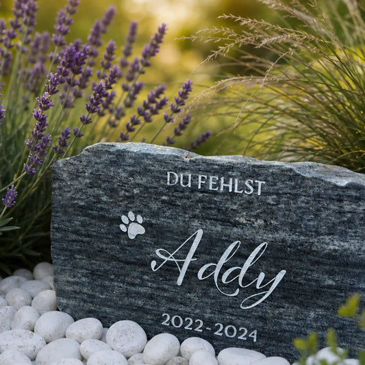 Geschnittener Granit als Tiergrabstein mit Name und Pfote als Motiv