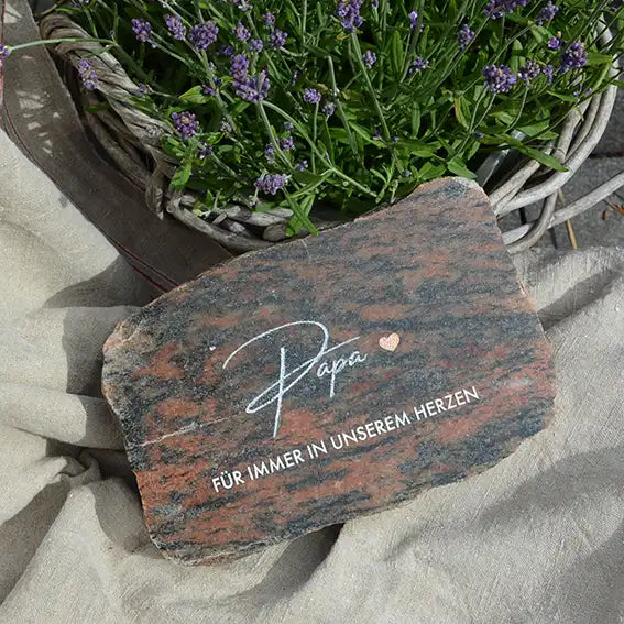 Grabstein, Gedenkstein, Liegestein aus geschnittener Natursteinblock Granit grau oder rot mit dem Text "Papa - Für immer un unserem Herzen" von Jeske Design