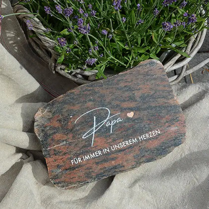 Grabstein, Gedenkstein, Liegestein aus geschnittener Natursteinblock Granit grau oder rot mit dem Text "Papa - Für immer un unserem Herzen" von Jeske Design