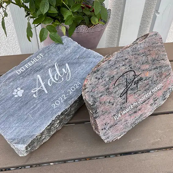 Grabstein, Gedenkstein, Liegestein aus geschnittener Natursteinblock Granit grau oder rot mit dem Text "Papa - Für immer un unserem Herzen" von Jeske Design