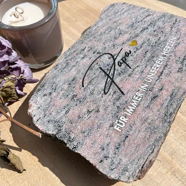 Grabstein, Gedenkstein, Liegestein aus geschnittener Natursteinblock Granit grau oder rot mit dem Text "Papa - Für immer un unserem Herzen" von Jeske Design