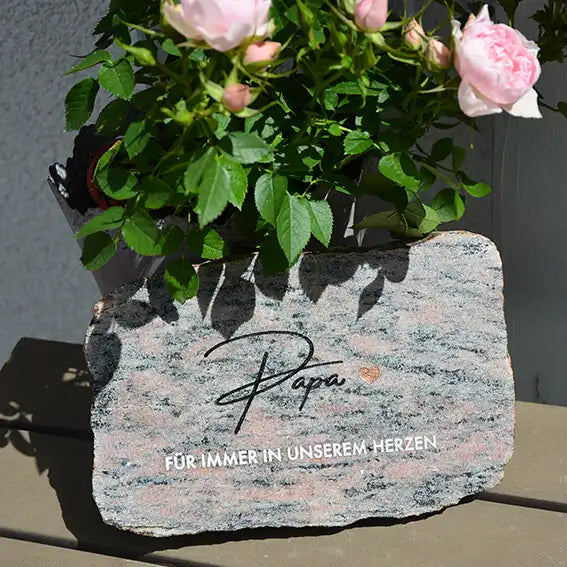 Grabstein, Gedenkstein, Liegestein aus geschnittener Natursteinblock Granit grau oder rot mit dem Text "Papa - Für immer un unserem Herzen" von Jeske Design