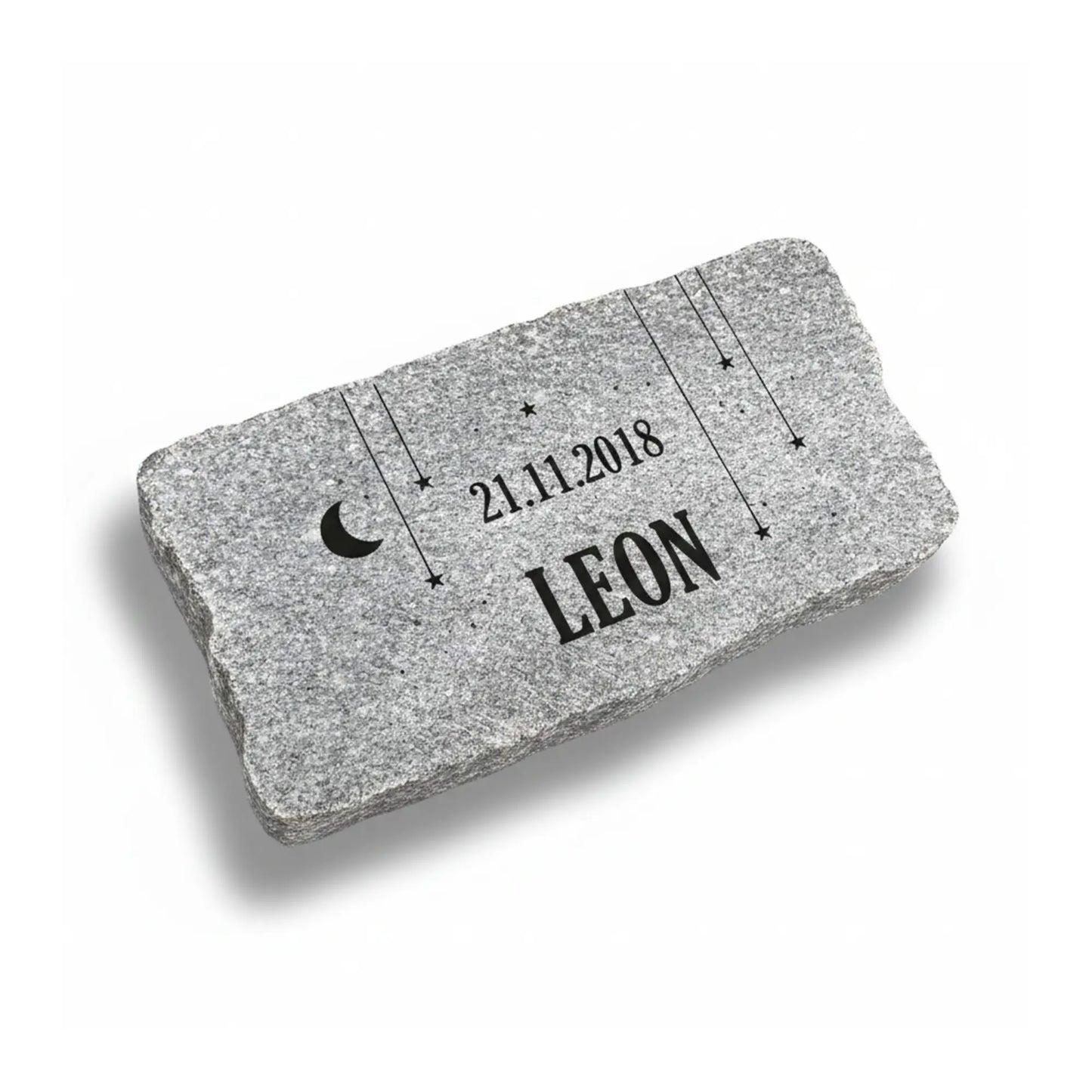 Personalisierter Natursteinblock geschnitten aus grauem Granit mit Sternenkind-Motiv