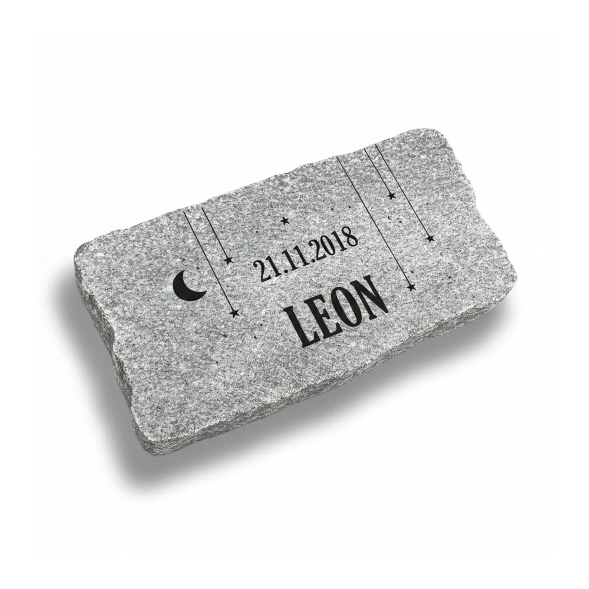 Personalisierter Natursteinblock geschnitten aus grauem Granit mit Sternenkind-Motiv