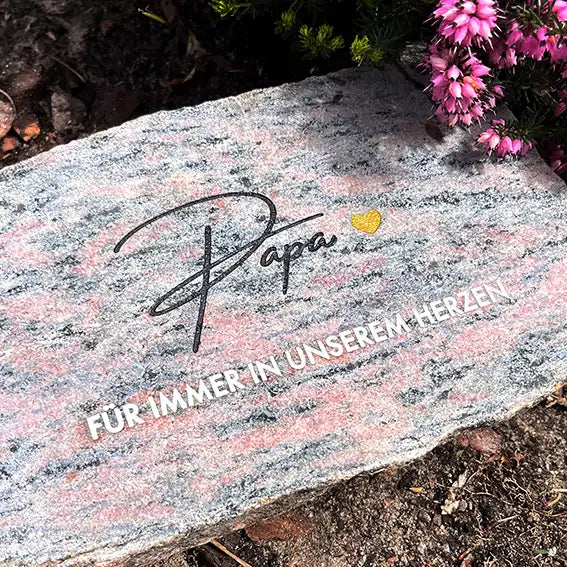 Grabstein, Gedenkstein, Liegestein aus geschnittener Natursteinblock Granit grau oder rot mit dem Text "Papa - Für immer un unserem Herzen" von Jeske Design