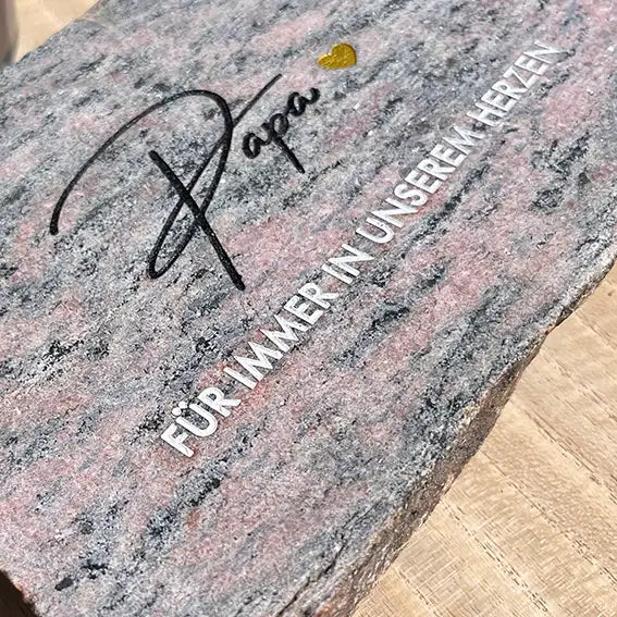 Grabstein, Gedenkstein, Liegestein aus geschnittener Natursteinblock Granit grau oder rot mit dem Text "Papa - Für immer un unserem Herzen" von Jeske Design