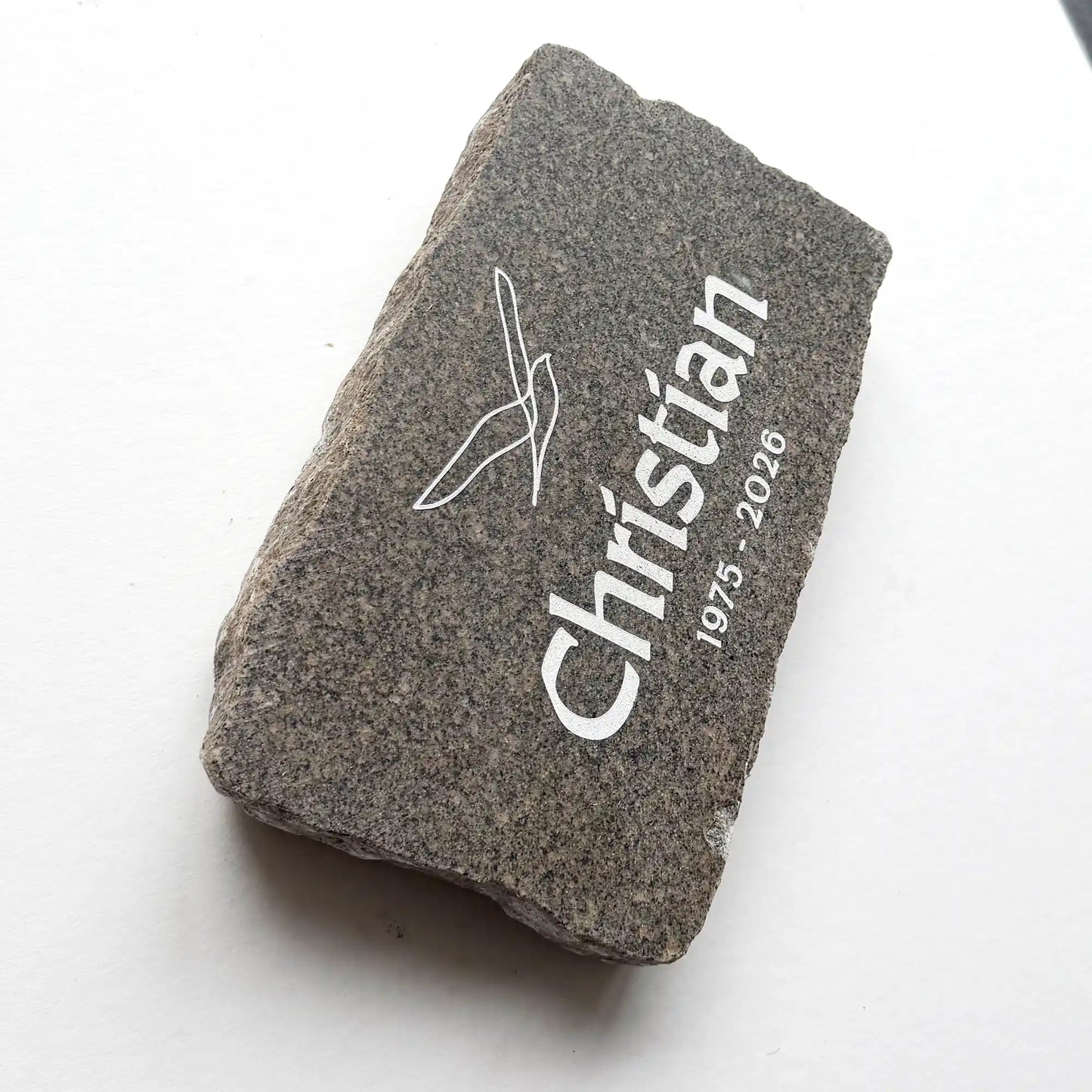 Seitenansicht Granitstein mit personalisierter Gravur und Möwe Motiv NSB-30 für Grabgestaltung 