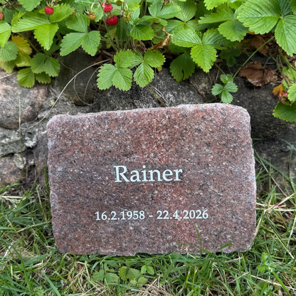 rabstein, Gedenkstein, Liegestein aus Naturstein Granit grau oder rot geschnitten mit klassischer Schrift