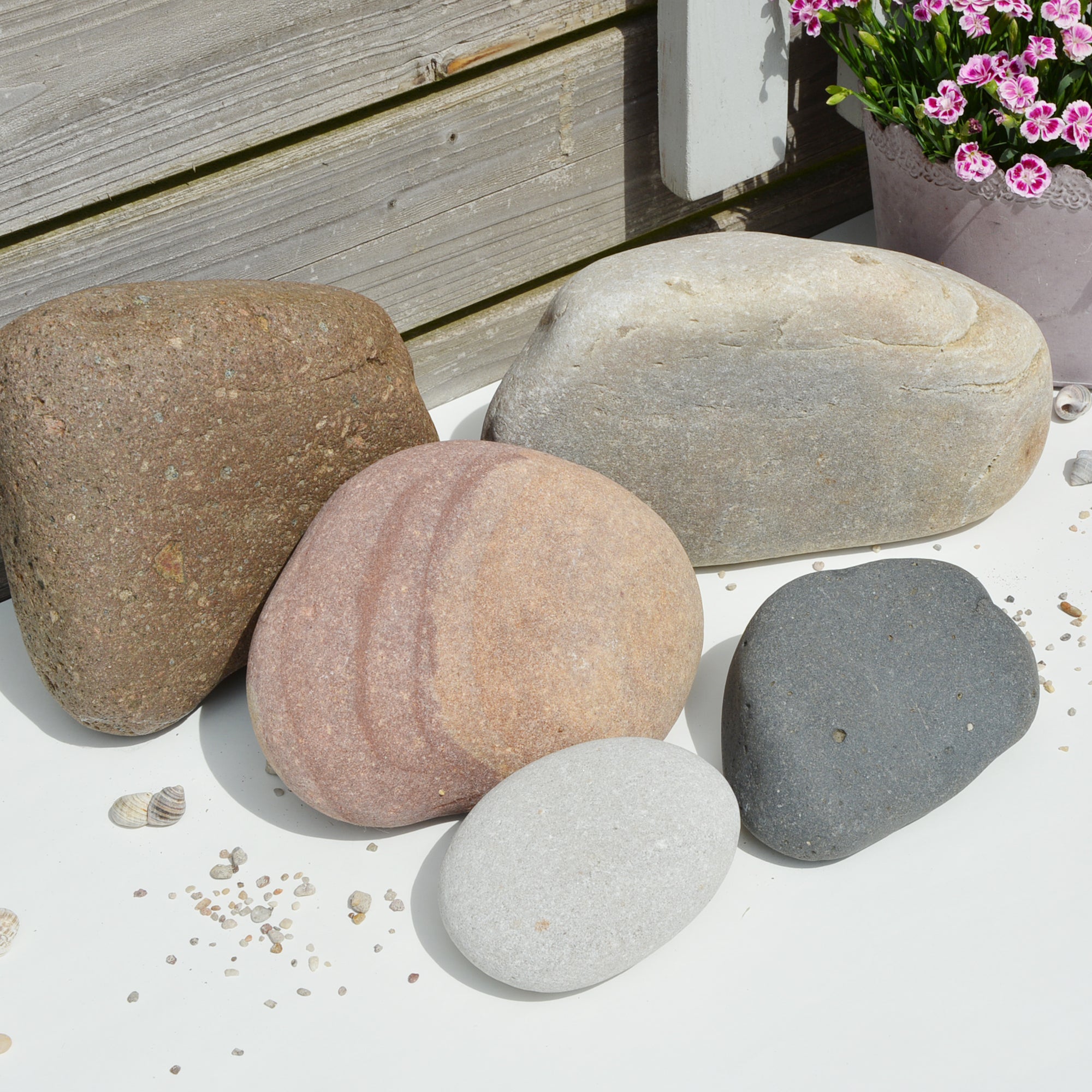 Verschiedener Größen von Naturstein Findlingen