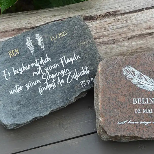 Grabstein, Gedenkstein, Liegestein aus geschnittener Natursteinblock Granit grau oder rot mit Name, Datum und Sternen, Abschiedsworte in Handschrift und Gravurfarbe weiß von Jeske Design - Motiv NSB-7
