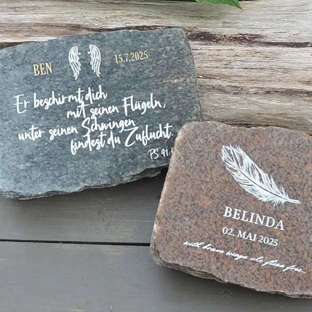 Grabstein, Gedenkstein, Liegestein aus geschnittener Natursteinblock Granit grau oder rot mit Name, Datum und Sternen, Abschiedsworte in Handschrift und Gravurfarbe weiß von Jeske Design - Motiv NSB-7