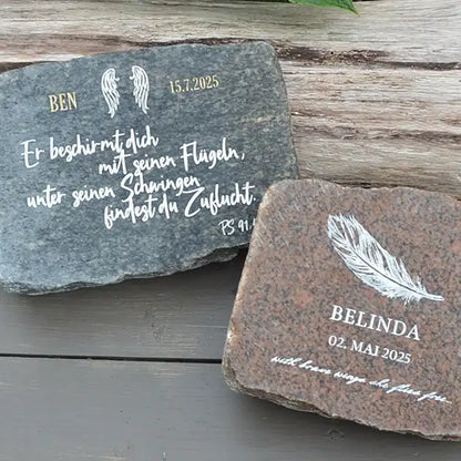 Grabstein, Gedenkstein, Liegestein aus geschnittener Natursteinblock Granit grau oder rot mit Name, Datum und Sternen, Abschiedsworte in Handschrift und Gravurfarbe weiß von Jeske Design - Motiv NSB-7