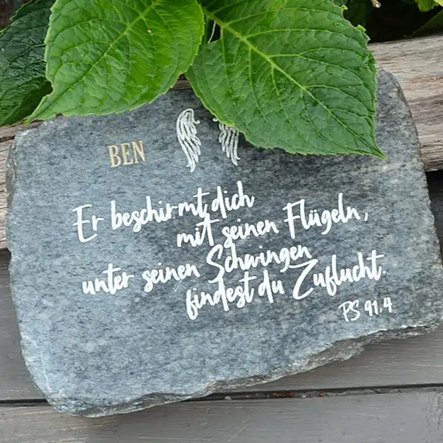 Grabstein, Gedenkstein, Liegestein aus geschnittener Natursteinblock Granit grau oder rot mit Name, Datum und Sternen, Abschiedsworte in Handschrift und Gravurfarbe weiß von Jeske Design - Motiv NSB-7