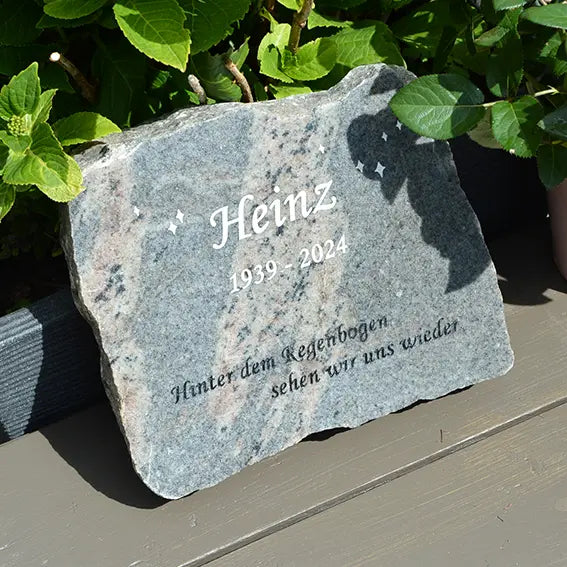 Grabstein, Gedenkstein, Liegestein aus Naturstein Granit grau oder rot geschnitten mit klassischer Schrift und Abschiedsworte