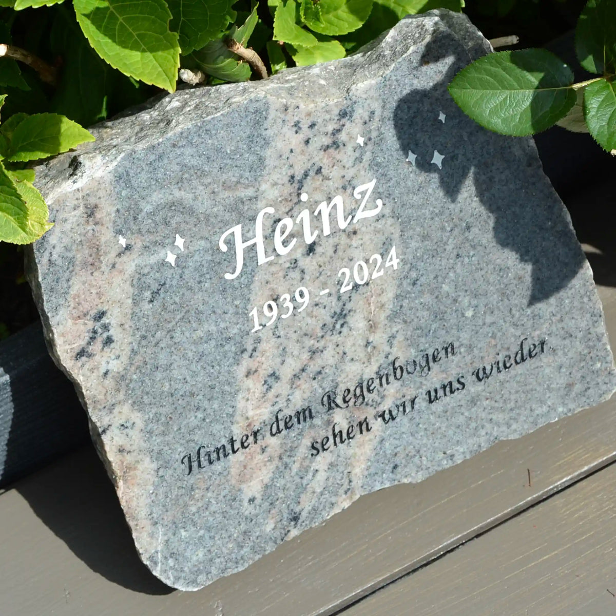 Granitstein mit Gravur in zwei Farben eingefärbt